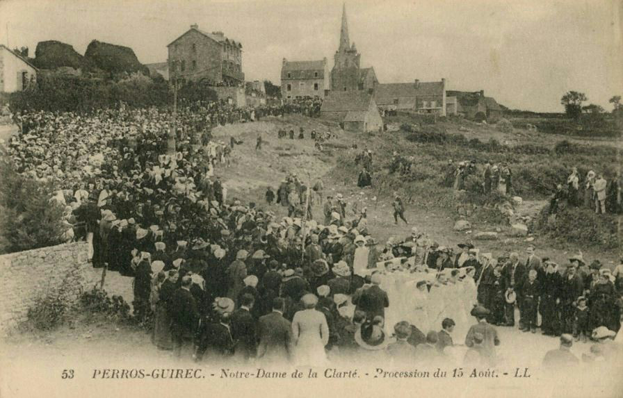 ND Clarté à Perros-Guirec. Procession du 15 août. Début du XXe siècle. La pratique religieuse est générale. Elle devient objet d’attraction dans les régions où le tourisme se développe.