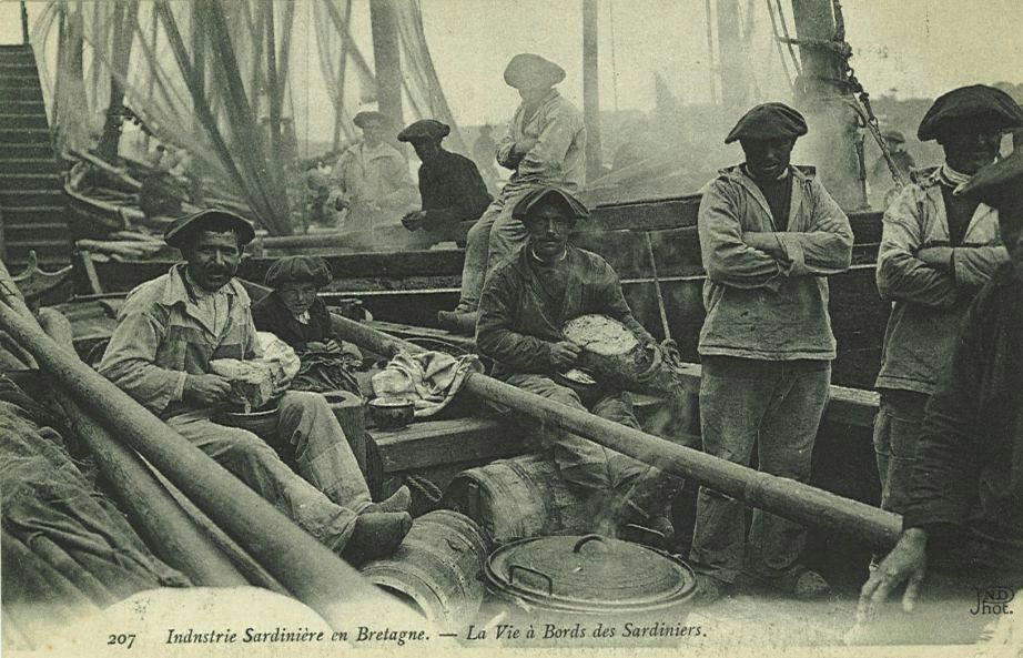 Industrie sardinière Bateaux à quai dans un port sans doute du sud Finistère. Début du XXe siècle, la pêche à la sardine permet d’alimenter les nombreuses conserveries du Finistère sud. www.cartolis.org