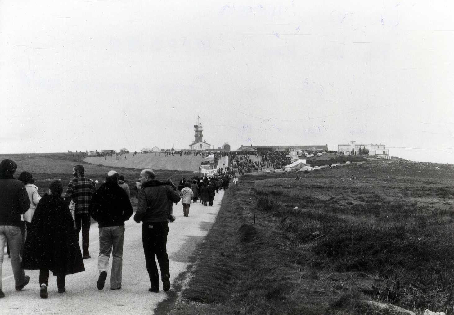 Rassemblement antinucléaire du 16 mars 1980 « L’arrivée sur la pointe du Raz », Archives départementales du Finistère (1 J 606)