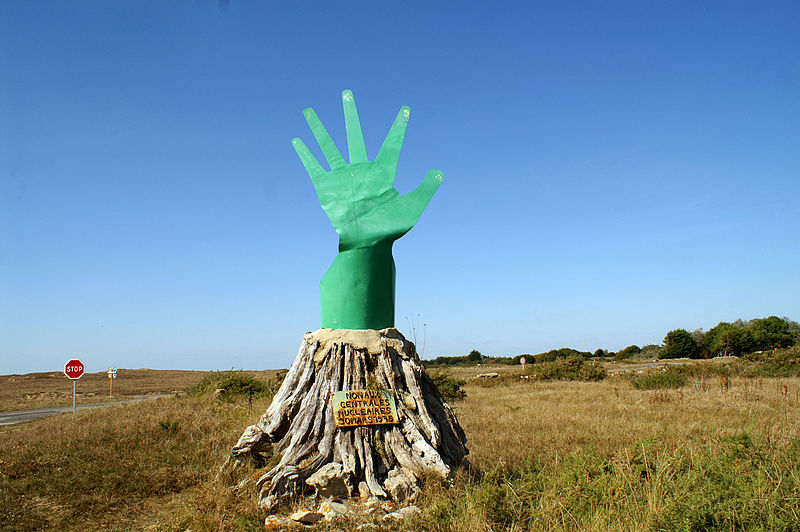 Monument de la Main Verte en souvenir de la lutte contre les centrales nucléaires, manifestation du 30 mars 1975 - Erdeven. Wikimédia - Bruno Corpet