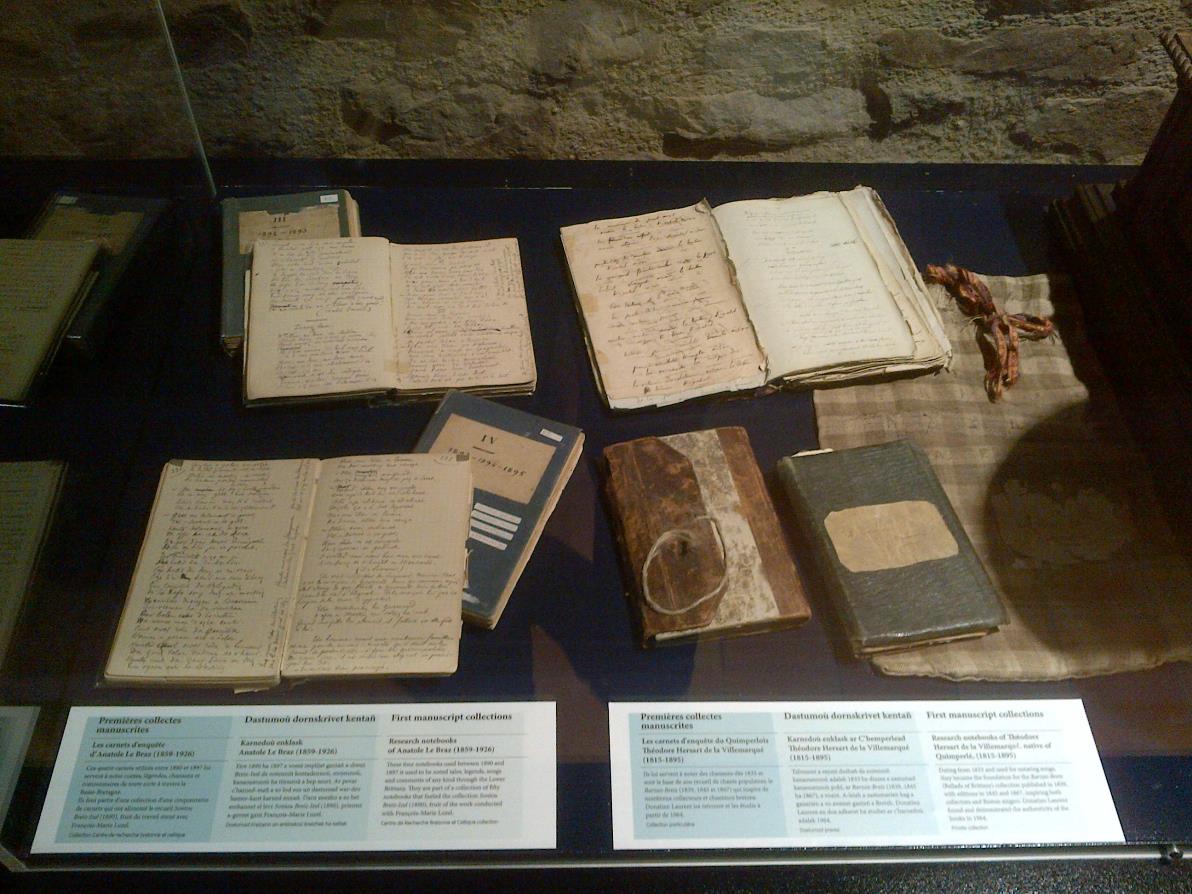 Lors de l’exposition « Chantons toujours ! Kanomp bepred ! » au Manoir de Kernault (2013), étaient exposés les carnets d’enquêtes de La villemarqué (à droite).