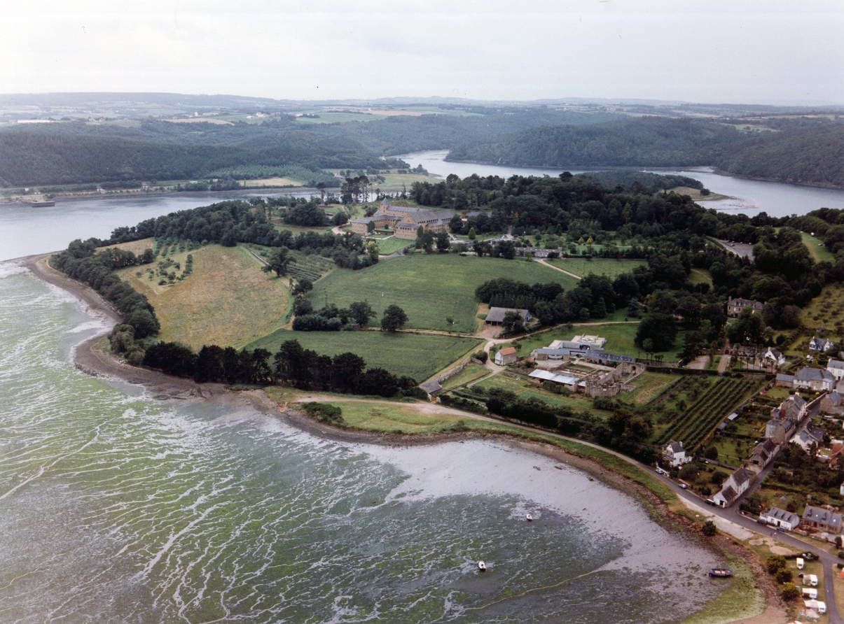 Vue sur la nouvelle abbaye et l’ancienne vers le nord est. Vallon en pente douce à l'est où l'ancien monastère s'est implanté [la nouvelle abbaye est au milieu de la colline]