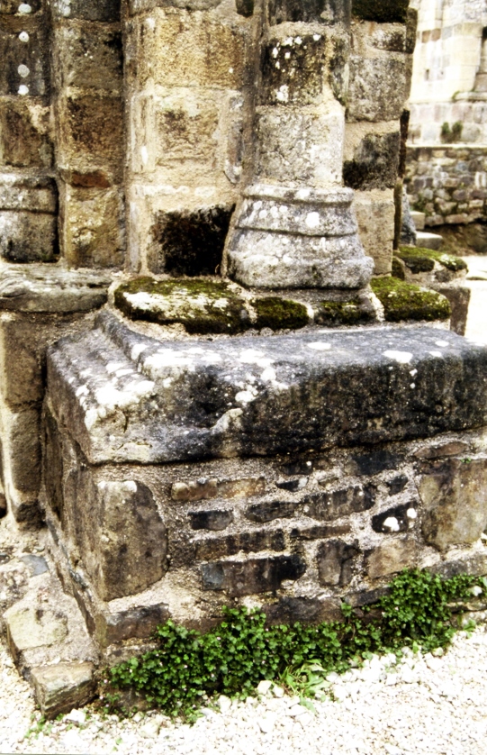 Très grosse pierre moulurée (cl. R. Pérennec)