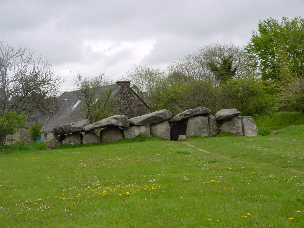 Allée couverte du Mougau (Commana, Finistère). Photo SDAP Finistère.