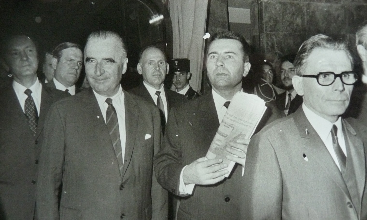 Joseph Martray gant ar c'hentañ ministr Georges Pompidou da geñver digoradur ar Greizenn Elysée-Bretagne (4 bali Franklin Roosevelt, Pariz 18vet) e 1967 – Kred : Korantin-Keo