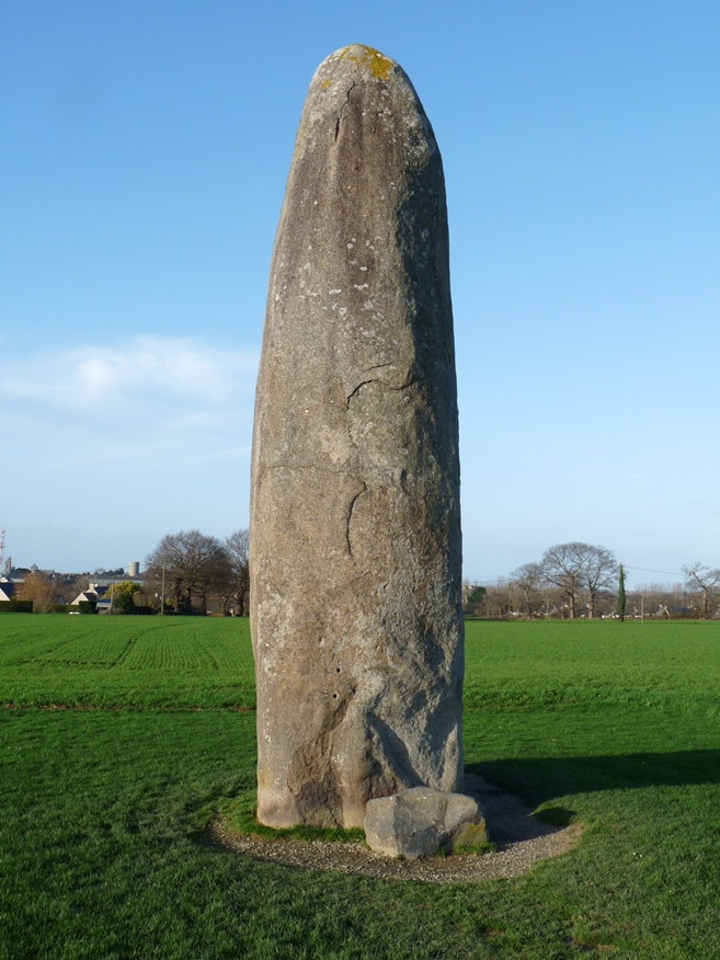 Menhir du Champ-Dolent à Dol-de-Bretagne (9,30 m). Photo : Philippe Lanoë.