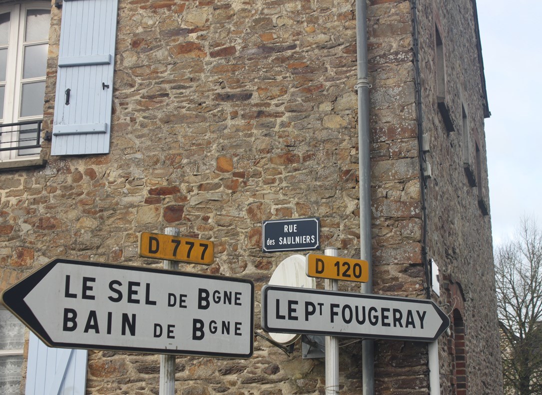 Rue des Saulniers à Saulnières. Le sel était transporté par le chemin des sauniers vers l’Anjou - photo Gérard Hirel, amis du musée d’Eugène.