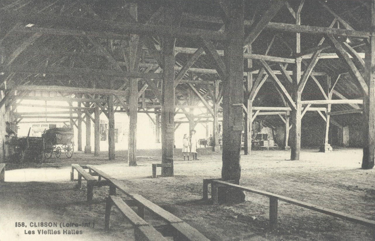 Clisson (44), Vue intérieure des halles du 17 ͤ siècle, Col. part.