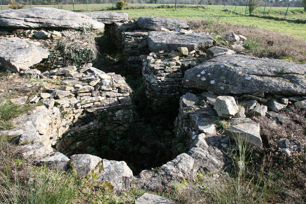 Vue au-dessus des chambrettes du cairn de Larcuste (Colpo). Crédit : Philippe Gouezin.