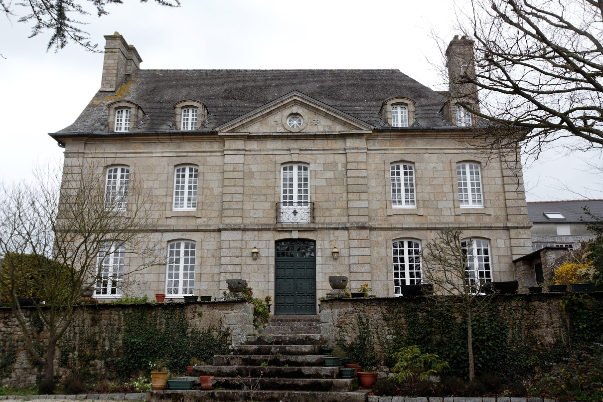 Hôtel de Clervy, XVIIIe siècle. Quintin. La porte est surmontée d'une fenêtre, sous un fronton triangulaire daté de 1759 - Photo Emmanuel Guillaume. OT Quintin