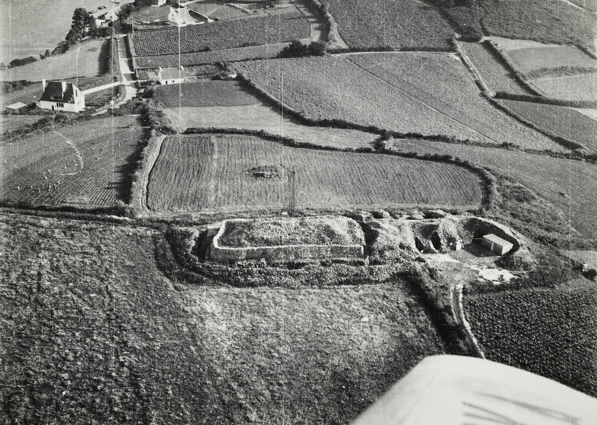 Vue aérienne du cairn de Barnenez, 10 octobre 1960. Musée de Bretagne : 977.0016.8. 