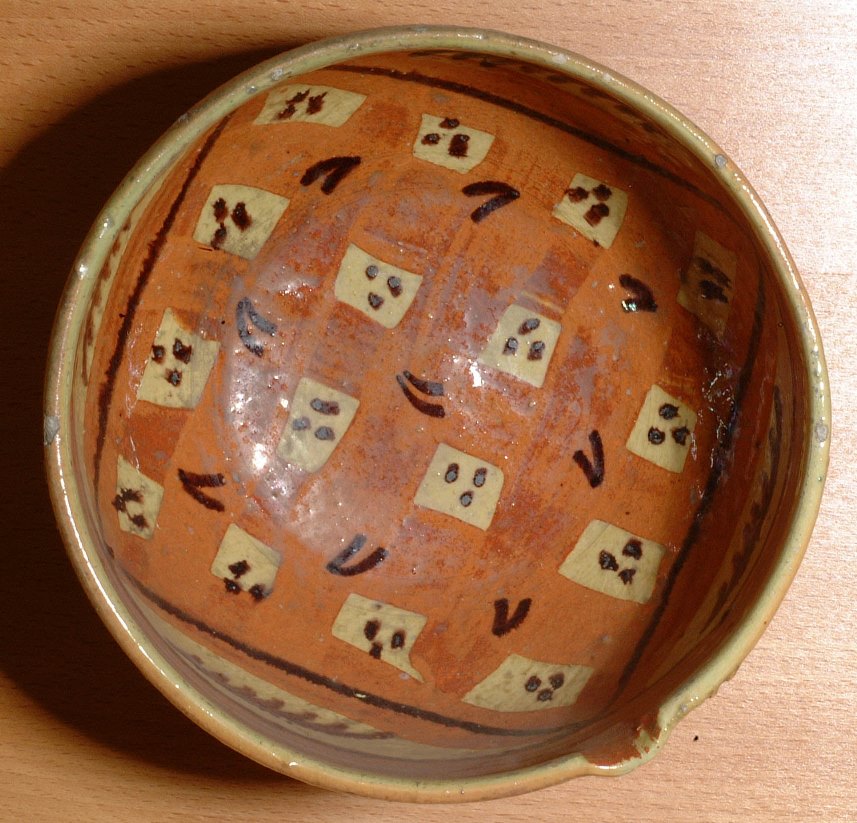 Skudell bri tokennet. Dastumadeg Mirdi Kemper ar Feilhañserezh, foto gant Jil Kervella. Écuelle en terre cuite décorée aux engobes Collection Musée de la Faïence Quimper, cliché Gilles Kervella