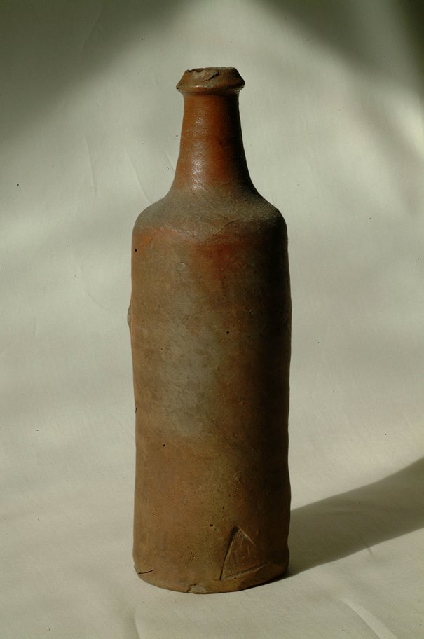 Boutailh gres-holen. Dastumadeg Mirdi Kemper ar Feilhañserezh, foto gant Jil Kervella. Bouteille en grès au sel. Collection Musée de la Faïence Quimper, cliché Gilles Kervella
