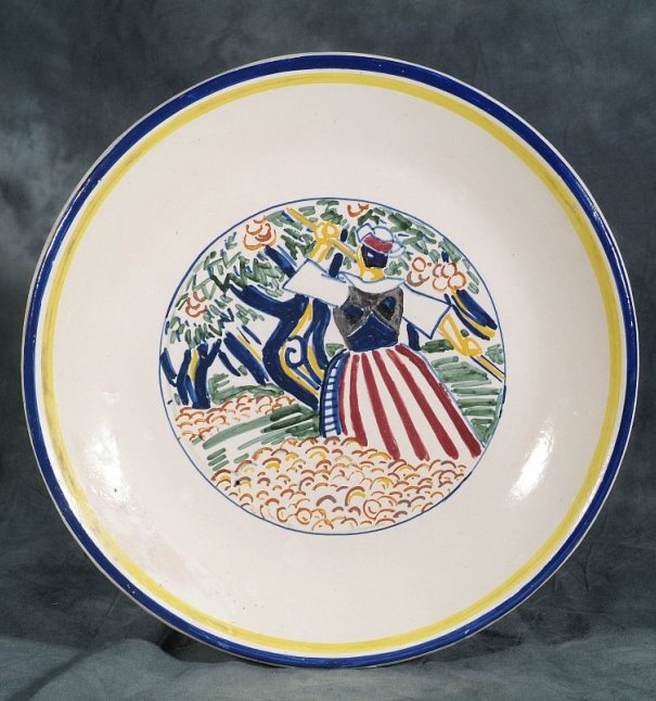 Petit plat à décor d’une fouesnantaise ramassant des pommes, René-Yves Creston pour la manufacture Henriot, circa 1925 - Collection Musée de la Faïence Quimper, cliché Gilles Kervella