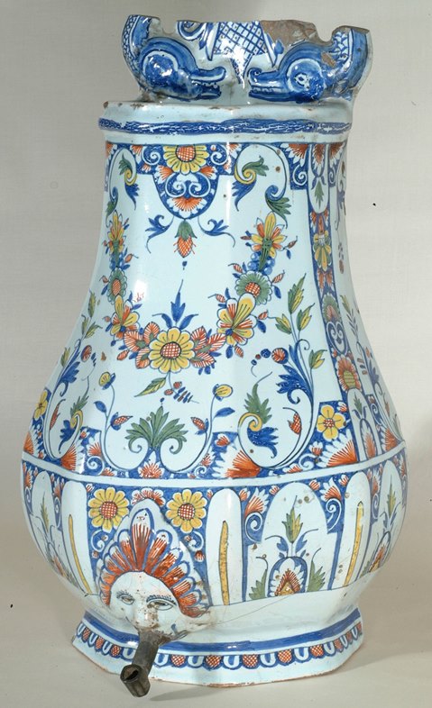 Feunteun he c’hlinkaj giz Rouen, prantad Caussy, adalek 1747. Dastumadeg Mirdi Kemper ar Feilhañserezh, foto gant Jil Kervella. Fontaine à décor rouennais, époque Caussy, à partir de 1747 - Collection Musée de la Faïence Quimper, cliché Gilles Kervella