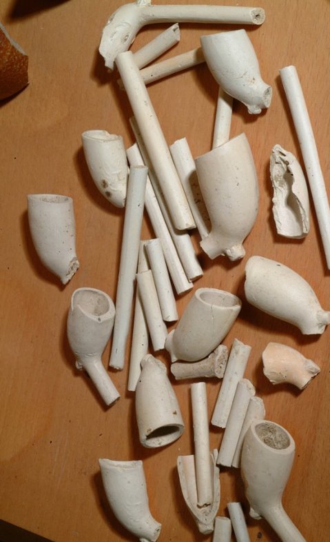 Kornioù-butun, kentañ forniad Kemper adalek 1699. Dastumadeg Mirdi Kemper ar Feilhañserezh, foto gant Jil Kervella Pipes en terre, première production de Quimper à partir de 1699 - Collection Musée de la Faïence Quimper, cliché Gilles Kervella