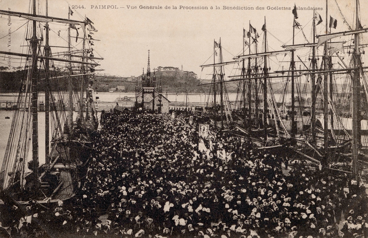 Pardon des Islandais, le dimanche de février le plus proche du départ de la flottille, procession accompagnant la Vierge jusqu'au reposoir dressé sur le Quai Neuf (entre les deux bassins) - Archives départementales des Côtes-d’Armor, 16 FI 2750