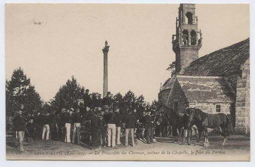 Pardon de St Eloy (29). Procession des chevaux autour de la chapelle dédiée à Saint-Eloi, invoqué pour la protection des chevaux. Source : Archives départementales d’Ile-et-Vilaine 6 Fi Saint-Eloy 5.