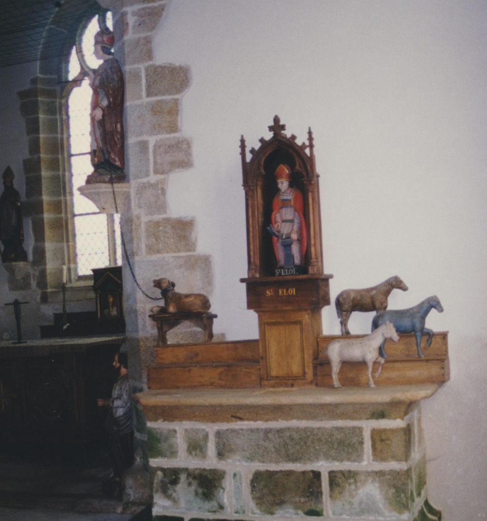Trois ex-voto à la chapelle Saint-Eloi de Guiscriff (56). Photo : Daniel Giraudon.