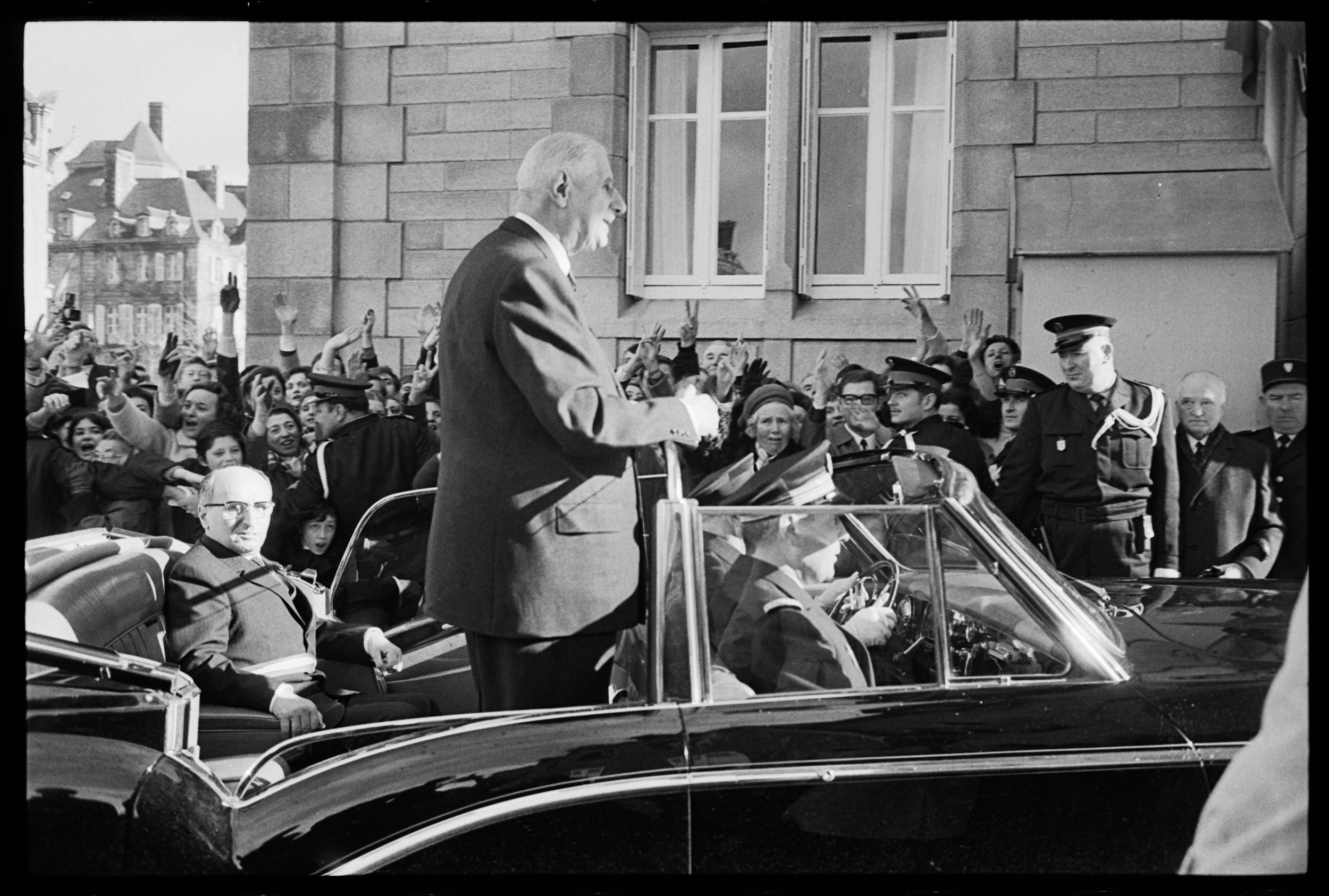 Ar jeneral de Gaulle e Kemper d'an 2 a viz C'hwevrer 1969. Poltred : S. Michalowski. Mammenn : Dastumadoù Mirdi Breizh. Niverenn renabl : 986.0028.8014