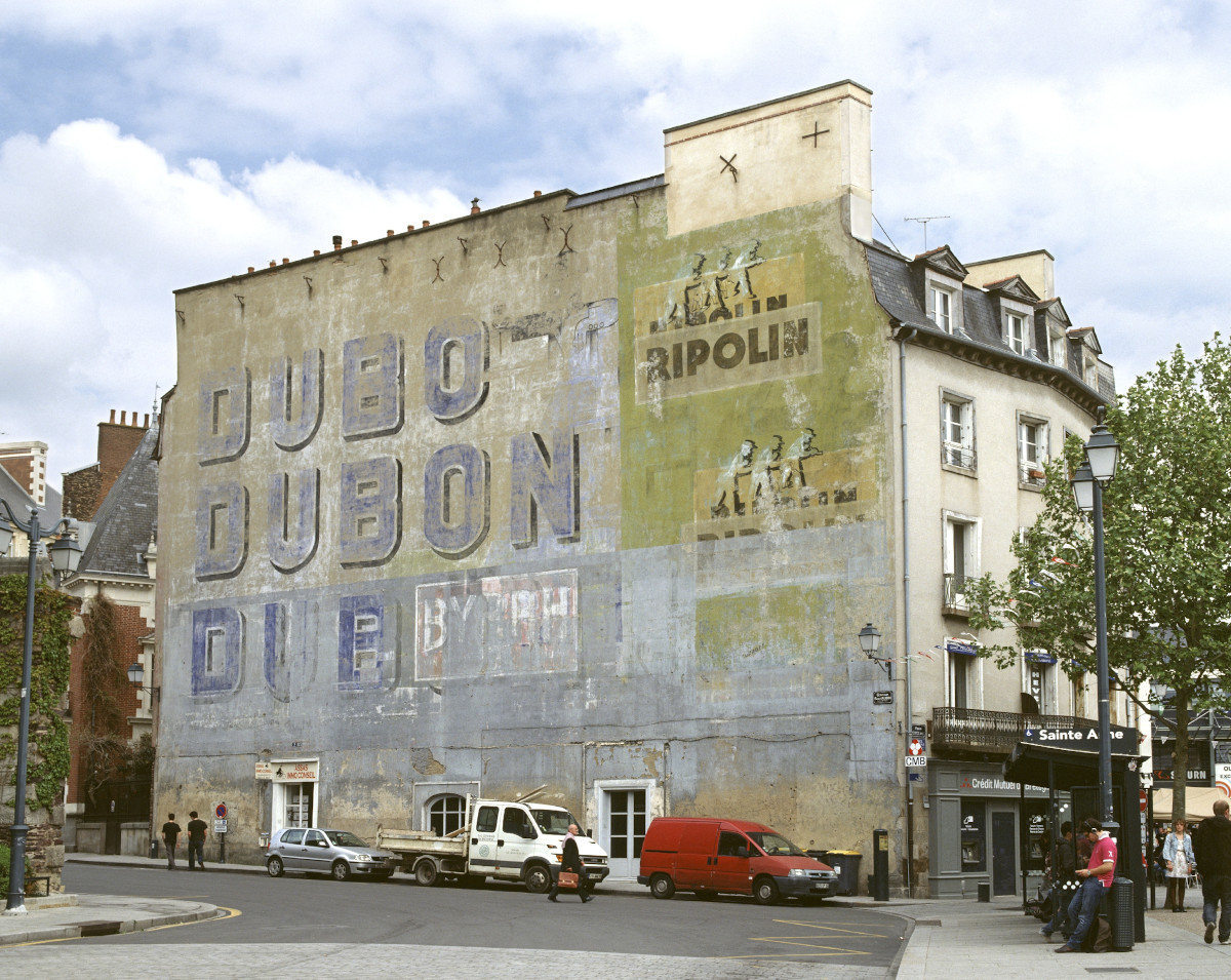 A Rennes, chantier de démolition du bâtiment où figurait la publicité peinte Dubonnet. Photographie d’Alain Amet. Musée de Bretagne. 