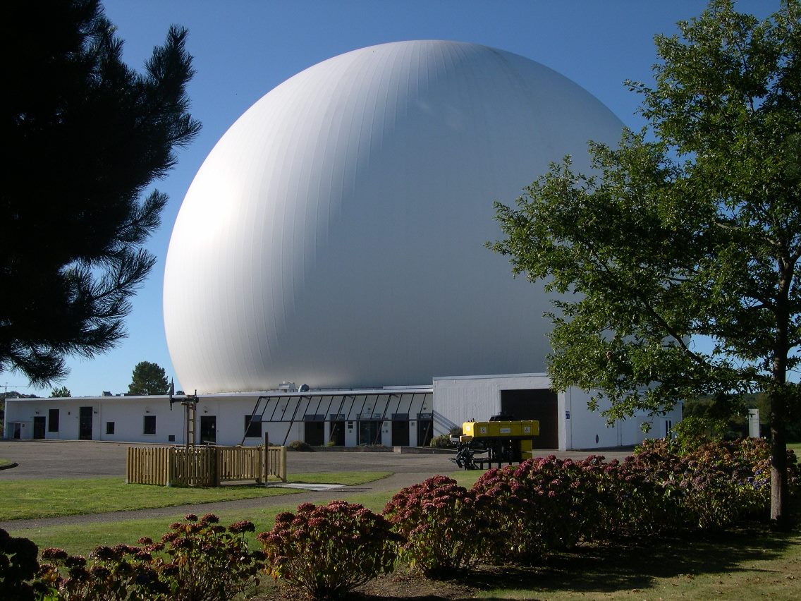 Le radome aujourd’hui. Assemblé et gonflé en 8 mois, le Radôme ( néologisme associant radar et dôme) a été réalisée pour protéger une antenne mobile notamment destinée à capter les émissions de télévision en provenance des Etats-Unis via le satellite défilant américain Telstar. La première "Mondovision" a eu lieu en juillet 1962. Par la suite, les satellites deviendront géostationnaires et les antennes n'auront plus besoin d'être protégées des intempéries par un ballon de dacron. On a conservé le radôme et son antenne comme un élément-phare du Musée des télécommunications - Cité des télécoms