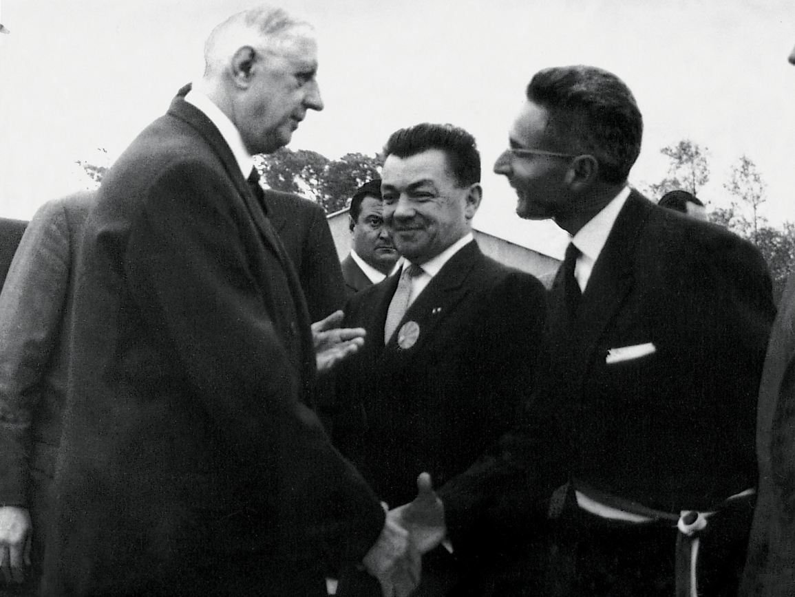 Visite du président de Gaulle. En octobre 1962, le président de Gaulle rend visite au CNET. Il est reçu par Pierre Marzin, directeur, et principal acteur du projet réussi de décentralisation de la recherche, et par l'avocat Henri Blandin, maire de Lannion depuis mai 1961, partenaire actif du projet au niveau municipal - Coll. Louis-Claude Duchesne