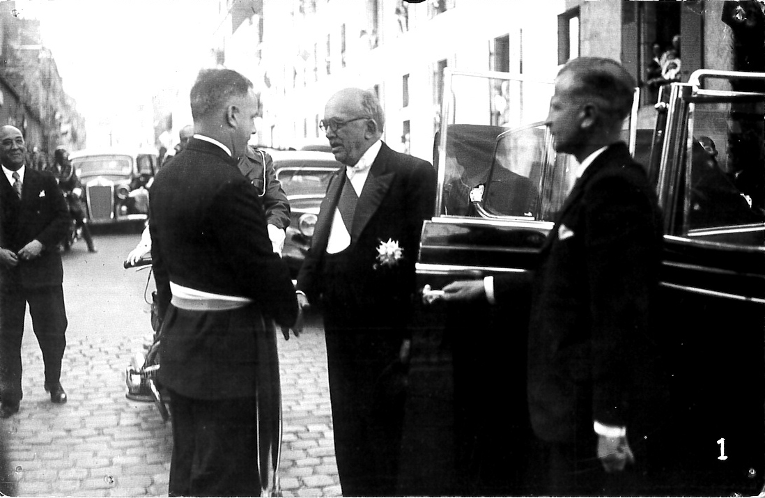 Joseph Halléguen, Aotrou maer Kemper, o tegemer ar prezidant Vincent Auriol d'an 30 a viz Mae 1948. Mammenn : dielloù kêr Kemper.