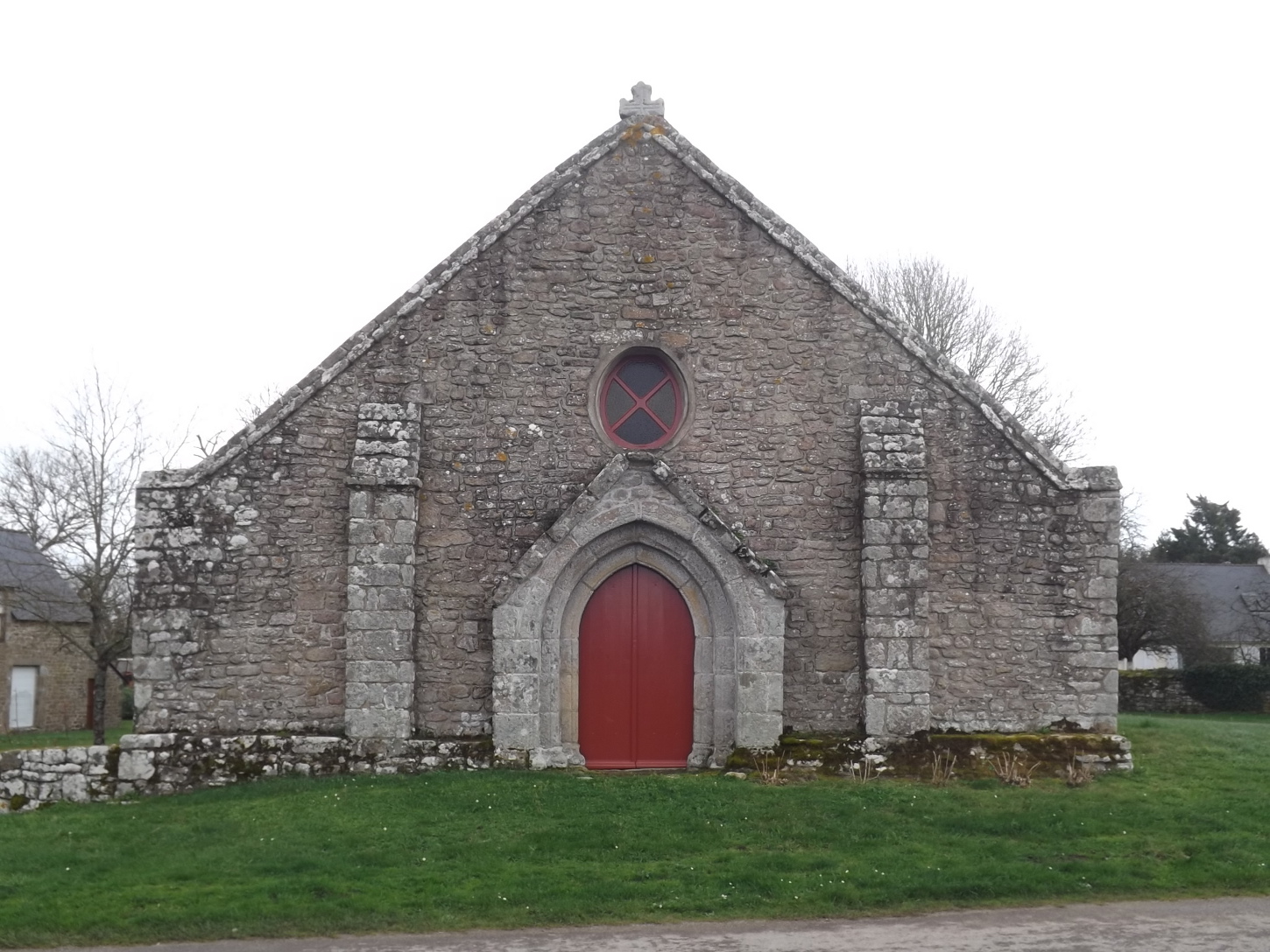 Le pignon ouest de la chapelle. Cliché Victorien Leman, 2017.