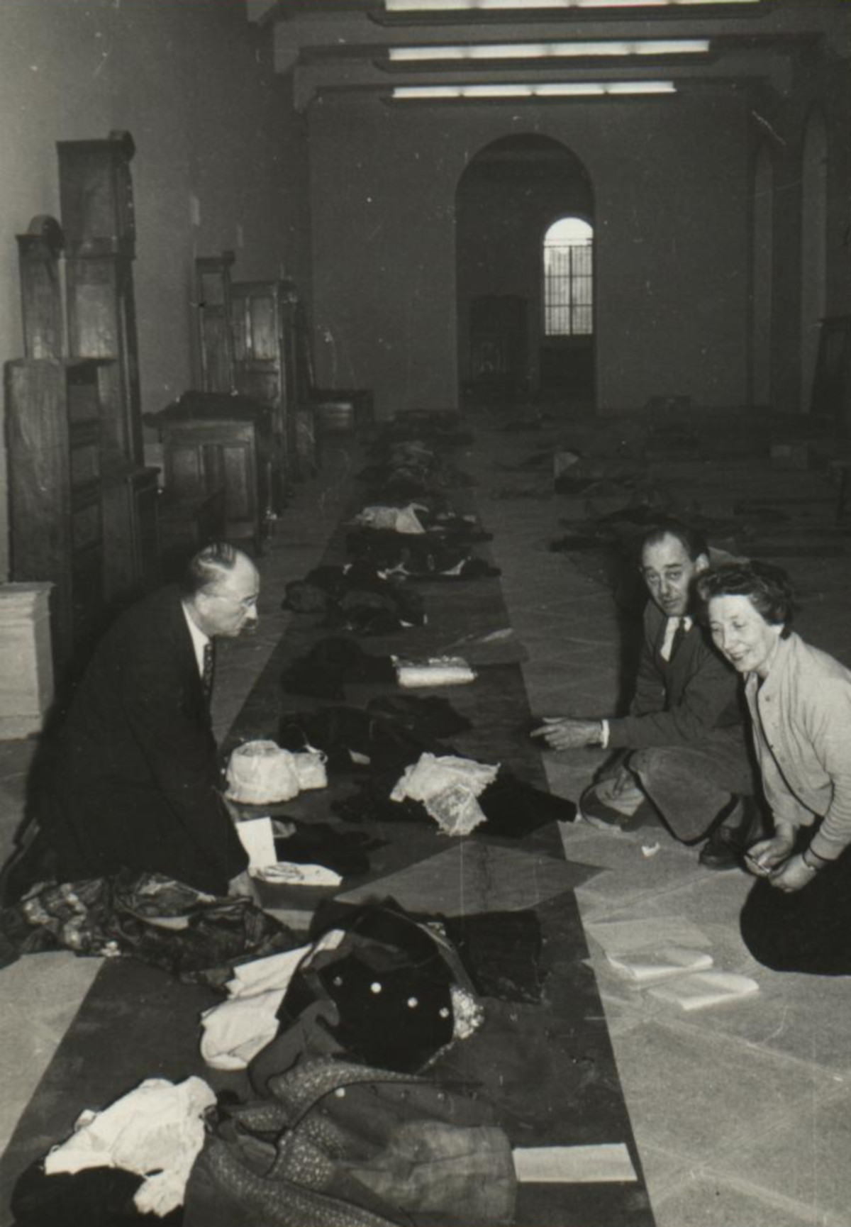 René-Yves Creston accompagné de Marie Berhaut au musée de Bretagne, vers 1958. Photographie. Collection particulière.