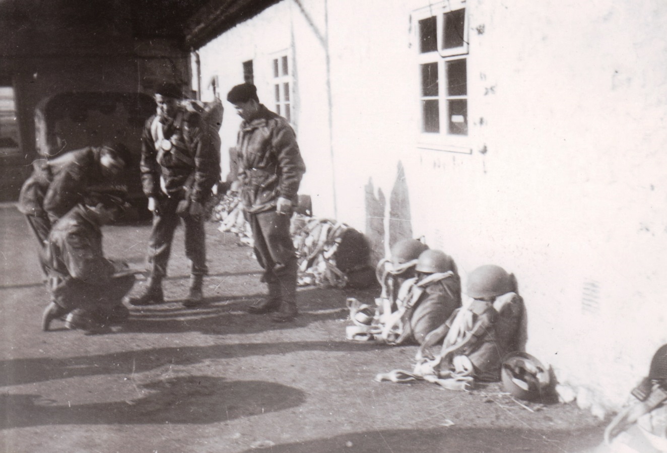 Le lieutenant Pierre Marienne et des parachutistes français du 4e SAS à l’entrainement en Grande-Bretagne. Avant d’être largués sur la Bretagne à partir du 6 juin 1944, ces SAS ont subi un entraînement intensif dans le camp de Camberley et en Écosse. Marienne commande l’un des deux sticks de 9 hommes chargés d’installer la base Dingson où se forme le maquis de Saint-Marcel. Crédit : Musée de la Résistance bretonne de Saint-Marcel.
