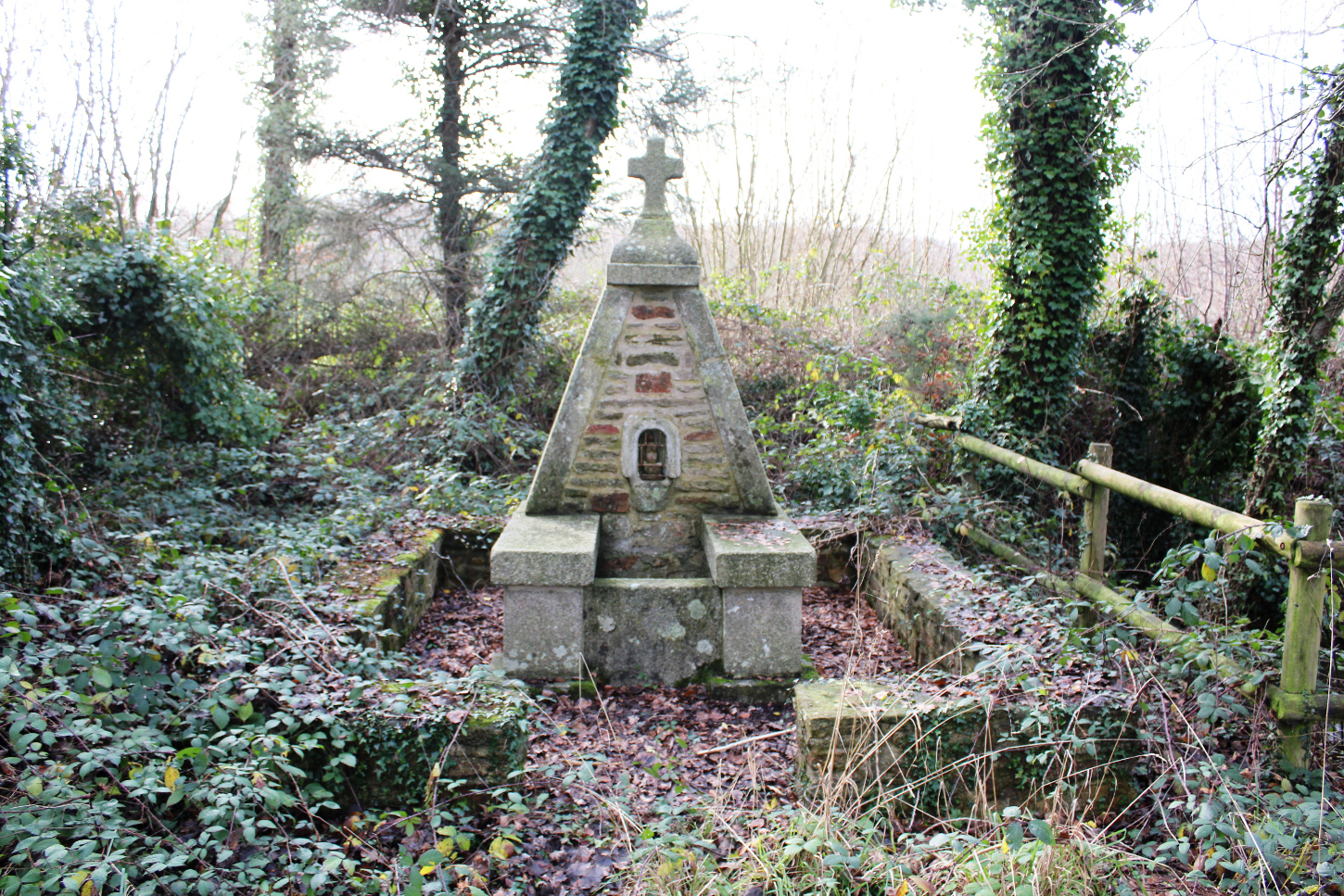 Fontaine Sainte-Marguerite, vue de l’est. Cliché : Victorien Leman, 2019.