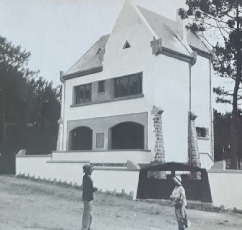 « Villa vreizhat » e 1930. Bet savet gantañ e Pineg ar Baol. Mammenn : Dastumad Françoise Horveno.