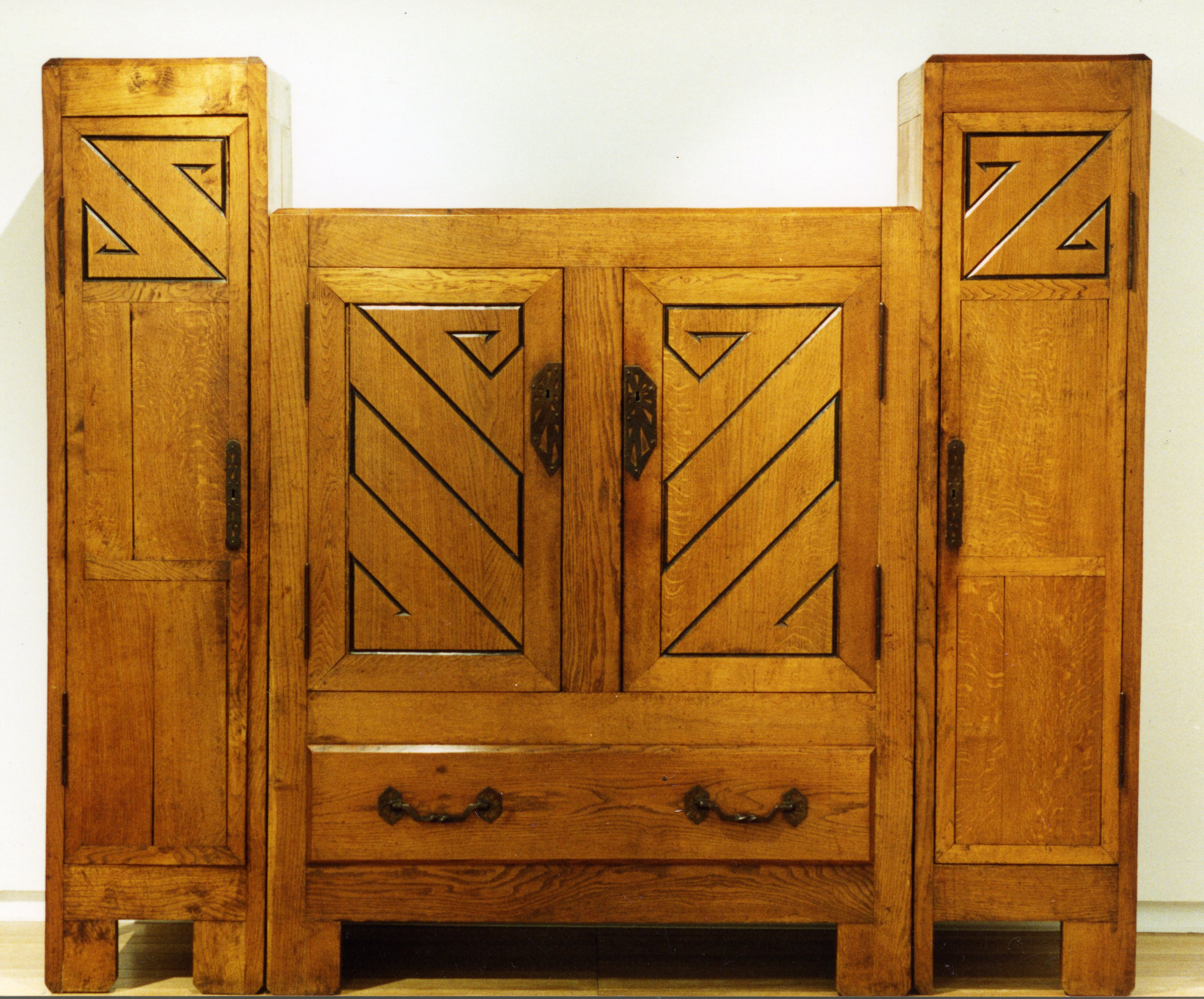 Armoire faisant partie d'un ensemble de meubles de la salle à manger de l'Osté. Elle a été réalisée en 1925par Jeanne Malivel, René-Yves Creston et Gaston Sébilleau. Source : Musée départemental breton. Numéro d'inventaire : 1994.50.1