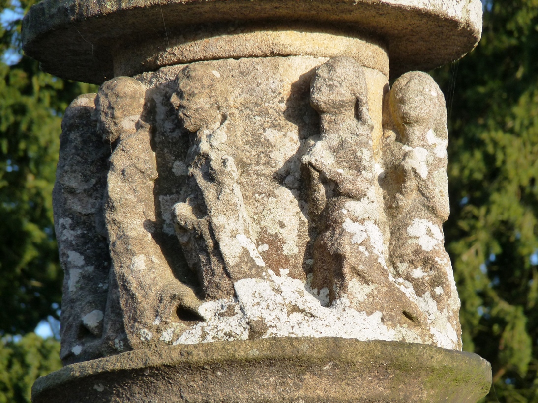 Calvaire de Saint-Maudez (2,5 km de Dinan). Le calvaire passe pour être un menhir christianisé par les Templiers installés tout près à Vilde-Guingalan. Il est orné de statues de chevaliers à la longue chevelure priant mains jointes et l’épée au côté. On l’appelle la procession des moines. Ce sont peut-être plutôt des Hospitaliers successeurs des Templiers - Photo Philippe Lanoë