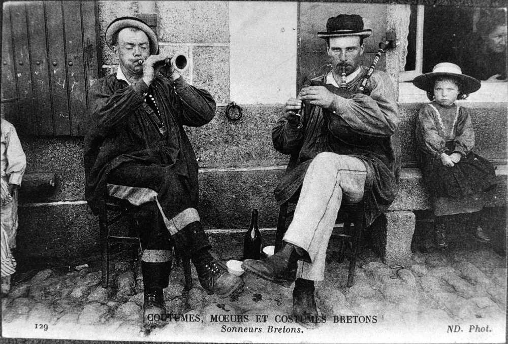 Michel Bidan (né en 1861) à la bombarde et Nicolas Le Gall (né en 1878) à Langonnet, couple de sonneurs cornouaillais réputé du début du XXe siècle - Dastum