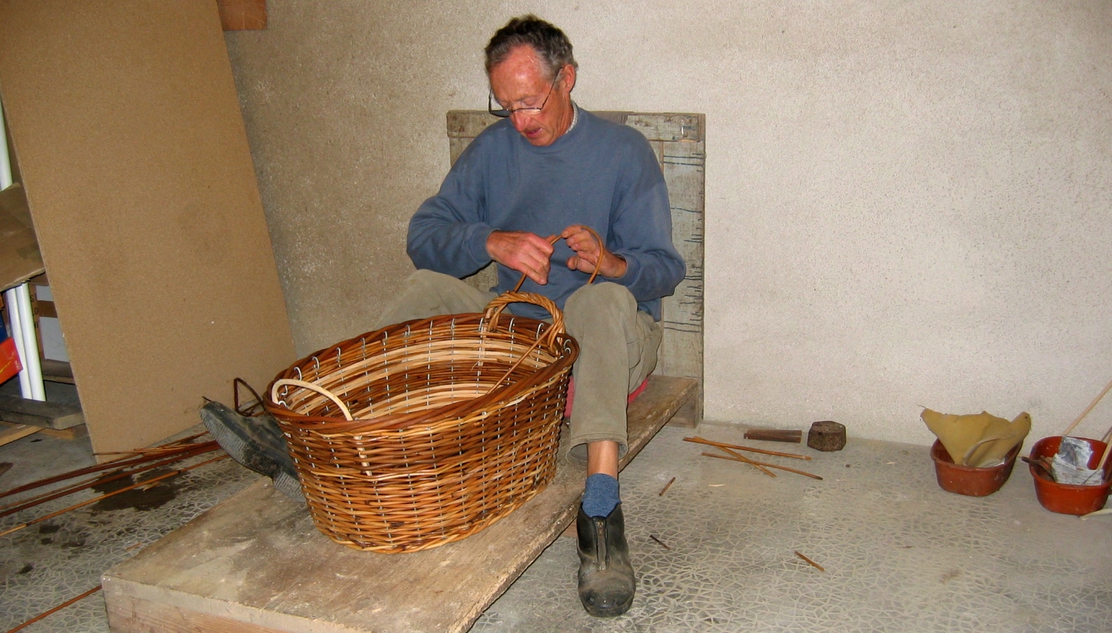Roger Le Gall fabriquant une manne à chalut rotin et fil de fer. © Roger Hérisset. Tous droits réservés. 2004