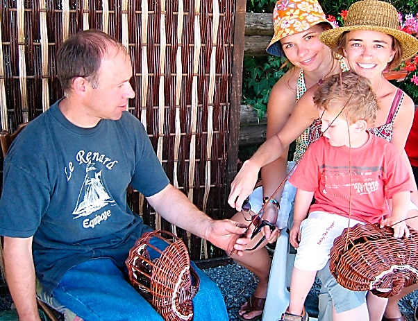 Jean-Claude Hérisset, vannier à Rannée en Ille-et-Vilaine. Jean-Claude est né dans une famille de vanniers spécialisée dans la vannerie à montants courbés disposés en méridien.  Les paniers et resses fabriqués par les artisans rannéens sont principalement utilisés pour la récolte des pommes à cidres. © Roger Hérisset.