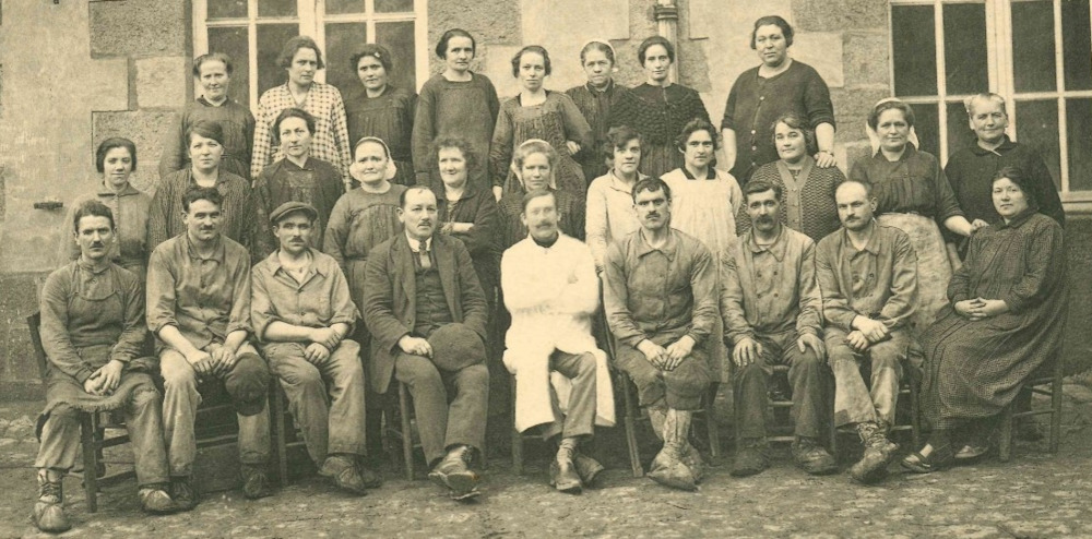 Le personnel de l’atelier poudre et paquetage à la Manufacture des tabacs de Morlaix. Album édité par Tourlé et Petitin, 1927. Collection : Musée des Jacobins, Morlaix.