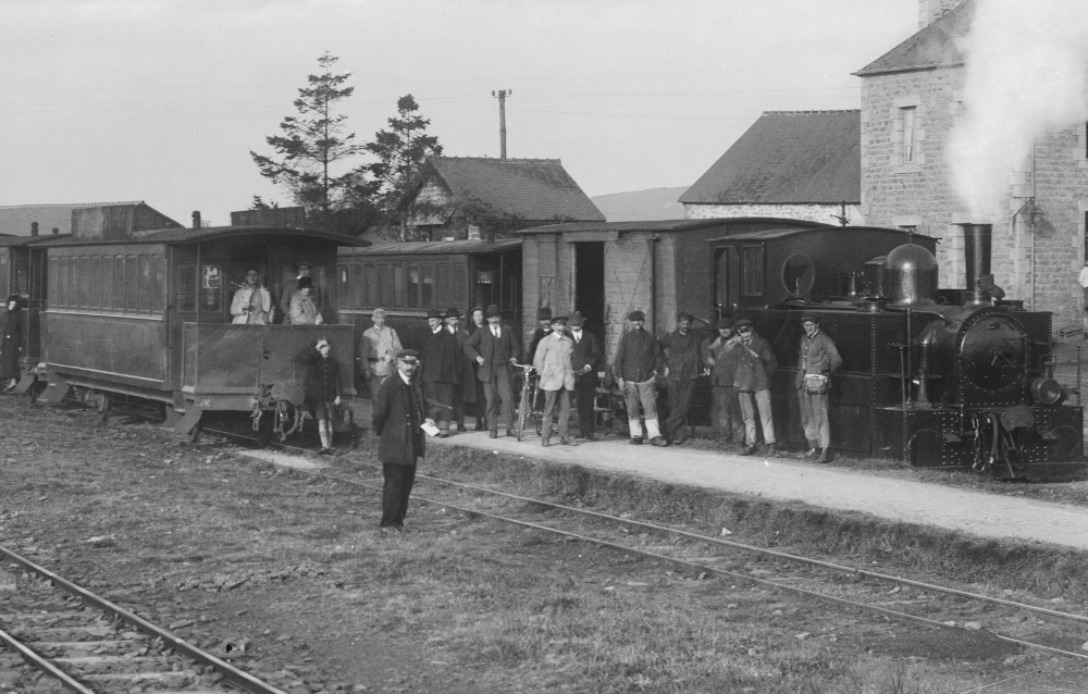 Un employé des chemins de fer à la gare de Saint-Nicolas du Pélem, au début du 20e siècle. Photo : Jean-François Gouriou. Source : Collections du Musée de Bretagne. Numéro d'inventaire : 986.0001.112