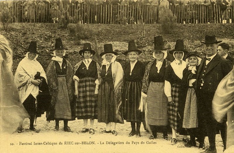 The Welsh delegation at the RIEC-sur-BELON Inter-Celtic Festival. VILLARD Joseph-Marie, Musée Départemental Breton