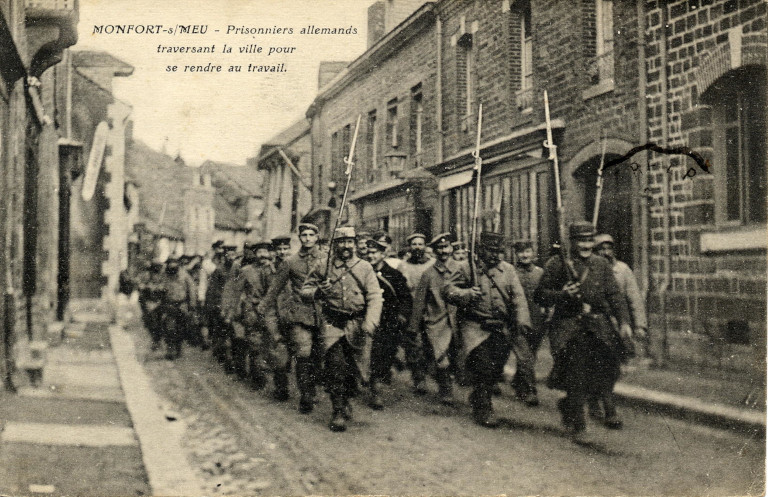 Carte postale. Archives municipales de Montfort-sur-Meu.