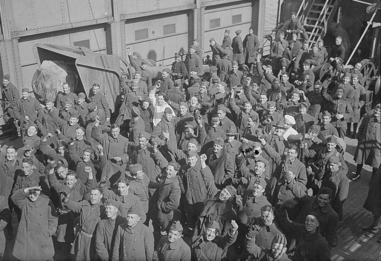 7 mars 1919 : à bord de l’USS Leviathan, des Doughboys de la 27e division de retour de France s’apprêtent à débarquer à New-York. Library of Congress : LC-B2- 4847-3 [P&P].