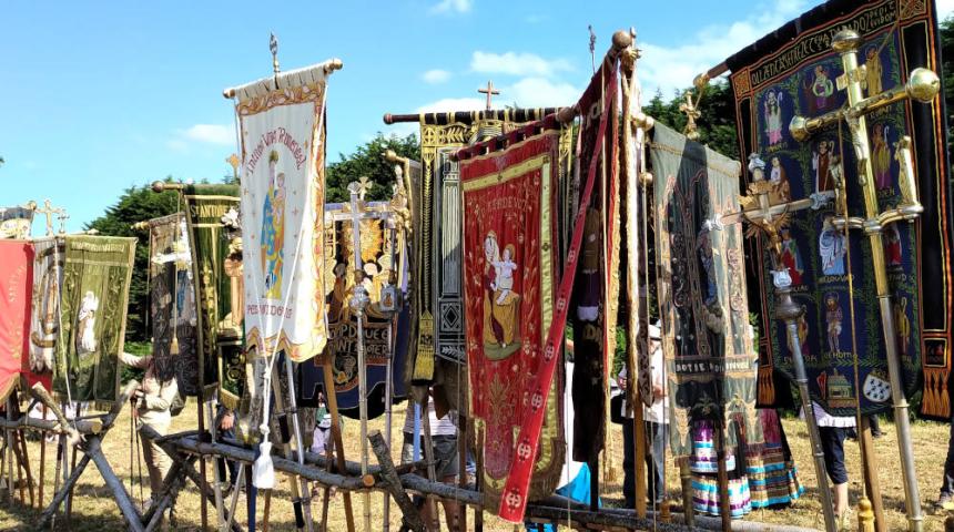 Bannières portées lors de la troménie de Locronan (Finistère), 14 juillet 2019. © Julie Léonard – BCD, 2019.